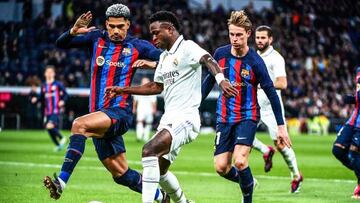 Vinicius Junior of Real Madrid Cf (C) battles for the ball with Ronald Araujo of FC Barcelona (L)during the Copa del Rey, semi-final match between Real Madrid and FC Barcelona at Estadio Santiago Bernabeu on March 2, 2023 in Madrid, Spain. (Photo by Alvaro Medranda/Icon Sport via Getty Images)