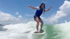 La cantante colombiana Shakira practicando wakesurf (surf aprovechando las olas de una lancha) en Miami, en mayo del 2023. 