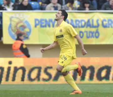 El delantero del Villarreal Jonathan Pereira celebra el gol del 1-1 ante el Elche, durante el partido de la trigésima primera jornada de liga de Primera División disputado esta tarde en el estadio de El Madrigal.