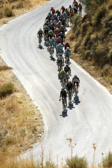 El pelotón a su paso por el puerto de Monachíl, durante la décima etapa de la Vuelta a España, disputada entre Torredelcampo (Jaén) y el Alto de Hazallanas (Granada), con 186 kilómetros.