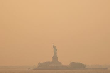 Cientos de bomberos estadounidenses han viajado a la zona canadiense para ayudar en los trabajos de extinción de los incendios. 