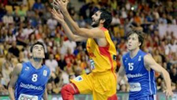 Ricky penetra ante Satoransky y Vesely.