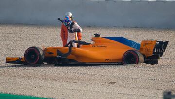 La rueda trasera derecha del McLaren de Fernando Alonso se salió, lo que provocó la bandera roja en pista.