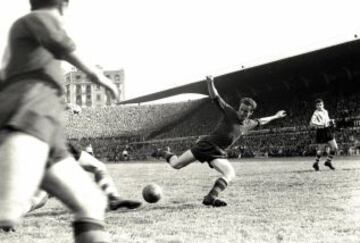 El 'Pipo' Basora jugó durante 12 años en el Barcelona, y anotó 9 goles en los 'clásicos'.