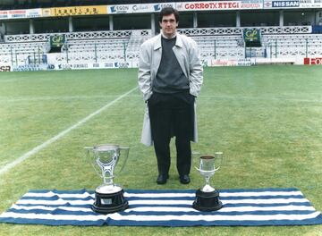 Con l, la Real Sociedad vivi una poca de xitos. En su palmars cuenta con dos ligas espa?olas, una Supercopa de Espa?a y una Copa del Rey. A nivel personal, fue galardonado con tres Trofeos Zamora al portero menos goleado (1980, 1981 y 1982). En la foto, Arconada posa con una Copa de la Liga y con una Copa del Rey. 