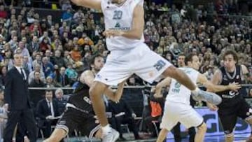 <b>EL CANASTÓN.</b> Raúl evita el tapón para anotar el tiro de la victoria.