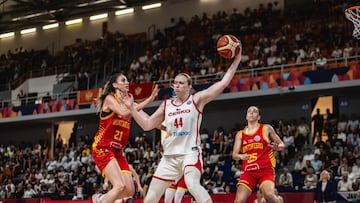 Julia Reisingerova, pívot de la República Checa, ante Montenegro durante la fase de grupos del Eurobasket 2025.