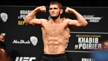 Khabib Nurmagomedov posa durante el pesaje previo al UFC 242.