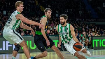 SEVILLA, 11/02/2023.- El base de Real Betis Pepe Pozas (d) intenta superar a Guillem Vives (c), del Joventut, durante el partido de la jornada 16 de la Liga ACB que se juega hoy sábado en Sevilla. EFE/Pepo Herrera