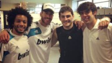 Casillas subió ayer una foto a su cuenta de Facebook con Marcelo, Ramos y Kaká en el vestuario de Valdebebas. El portero ya es el único de baja en la plantilla, pero animará desde dentro y también públicamente: “Con tres crack!! Vamos gente!! A por el Manchester United!!”.