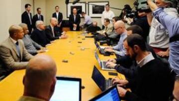 <b>FIN DE SESIÓN. </b>Ante los especialistas en NBA de Nueva York, Derek Fisher, Billy Hunter, David Stern y Adam Silver comunican el acuerdo.