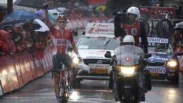 Wellens celebra la victoria en la línea de meta.