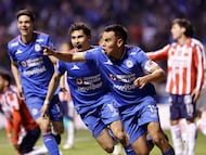 MEX5044. PUEBLA (MÉXICO), 22/02/2026.- Carlos Rodríguez (c) de Cruz Azul celebra un gol este sábado, durante un partido de la jornada 7 del torneo Apertura 2026 de la Liga MX entre Cruz Azul y Guadalajara en el estadio Cuauhtémoc en Puebla (México). EFE/ Hilda Ríos