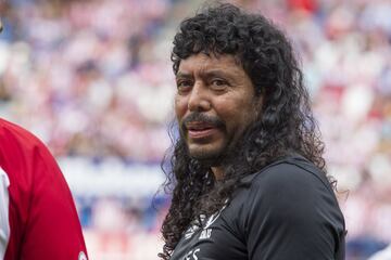 René Higuita y Ronaldinho hicieron de las suyas en el Vicente Calderón. El brasileño no paró de reír al lado de 'El Loco'.