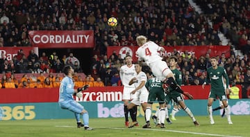 Kjaer volvió a empatar el partido para los sevillistas. 2-2.