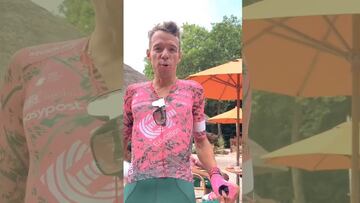 Rigoberto Urán presenta a sus compañeros.