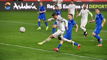 Morata firma el 1-0 de España ante Grecia en el Nuevo los Cármenes.