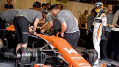 McLaren&#039;s Spanish driver Fernando Alonso looks on in the pits during the first practice session at the Autodromo Nazionale circuit in Monza on September 1, 2017 ahead of the Italian Formula One Grand Prix.  / AFP PHOTO / ANDREJ ISAKOVIC
 PUBLICADA 02/09/17 NA MA33 4COL
 PUBLICADA 04/09/17 NA MA32 4COL
 PUBLICADA 08/09/17 NA MA24 1COL