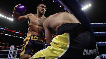 Vasyl Lomachenko golpea a Anthony Crolla durante su combate en Los &Aacute;ngeles