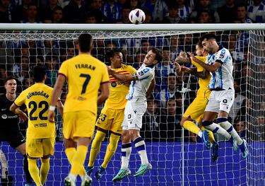 Koundé y Oyarzabal de cabeza.