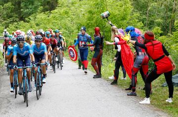 Carapaz y Landa siguen a Nibali en el Mortirolo; Roglic cede 1:22