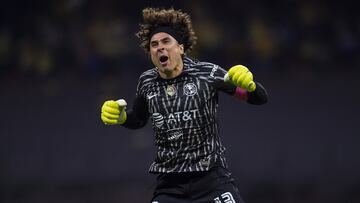 Guillermo Ochoa festeja un gol del América.