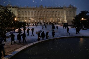 Durante todo el día ha caído una intensa nevada en Madrid que ha dejado estampas muy poco habituales en esta ciudad.