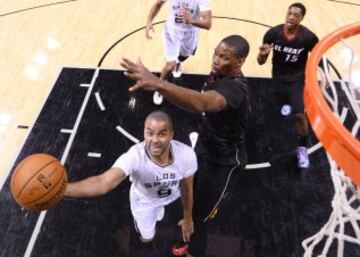 El jugador de los Heat de Miami Chris Bosh (d) salta para taponar a Tony Parker, de los Spurs de San Antonio, durante el partido de la NBA disputado en el AT&T Center en San Antonio, Texas (EE.UU.).