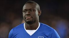 Everton&#039;s Senegalese striker Oumar Niasse greets the crowd before the English Premier League football match between Everton and Newcastle United at Goodison Park in Liverpool, north west England on February 3, 2016. / AFP / PAUL ELLIS / RESTRICTED TO EDITORIAL USE. No use with unauthorized audio, video, data, fixture lists, club/league logos or &#039;live&#039; services. Online in-match use limited to 75 images, no video emulation. No use in betting, games or single club/league/player publications.  / 