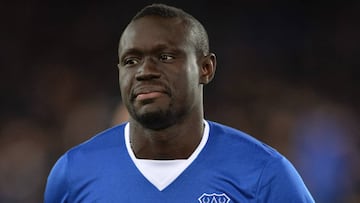 Everton's Senegalese striker Oumar Niasse greets the crowd before the English Premier League football match between Everton and Newcastle United at Goodison Park in Liverpool, north west England on February 3, 2016. / AFP / PAUL ELLIS / RESTRICTED TO EDITORIAL USE. No use with unauthorized audio, video, data, fixture lists, club/league logos or 'live' services. Online in-match use limited to 75 images, no video emulation. No use in betting, games or single club/league/player publications. /
