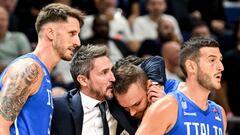Berlin (Germany), 11/09/2022.- Italy's head coach Gianmarco Pozzecco (2-L) and players react during the FIBA EuroBasket 2022 round of 16 match between Serbia and Italy at EuroBasket Arena in Berlin, Germany, 11 September 2022. (Baloncesto, Alemania, Italia) EFE/EPA/FILIP SINGER
