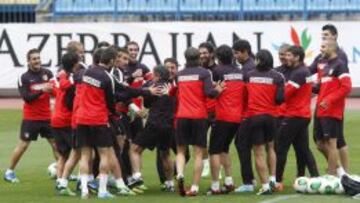 Los jugadores del Atl&eacute;tico bromean con el &#039;profe&#039; Ortega en el entrenamiento de los rojiblancos.