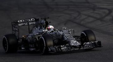 GRA402. MONTMELÓ (BARCELONA), 26/02/2015.- El piloto ruso de Red Bull, Daniil Kvyat, durante la primera jornada de la tercera tanda de entrenamientos oficiales de Fórmula Uno que se celebran en el Circuito de Catalunya de Montmeló. EFE/Alberto Estévez