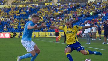 Carl Starfelt intenta arrebatarle el balón a Januzaj.