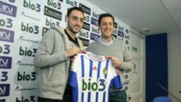 Sergio Aguza posa con la camiseta de la Ponferradina en su presentaci&oacute;n.