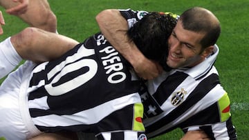 Del Piero felicita a Zidane después de un gol del francés a la Roma.