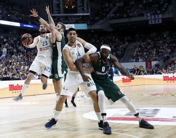 Sergio Llull con Nikos Papas y Gustavo Ayón con Chris Singleton..