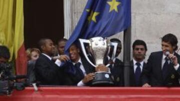 Raúl habla a los miles de aficionados que se congregaron ayer en la pierta del Sol