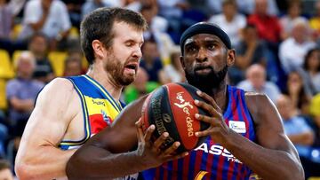 GRAF1735. BARCELONA, 07/10/2018.- El ala-pívot estadounidense del Barça Lassa, Chris Singleton (d), y el pívot estadounidense del Morabanc Andorra, John Shurna (i), durante el partido de la tercera jornada de la Liga Endesa, disputado hoy en el Palau Blaugrana, en Barcelona. EFE/Enric Fontcuberta