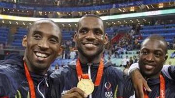 <b>LA DEDICATORIA. </b>Los jugadores estadounidenses brindaron su medalla de oro a Doug Collins, subcampeón olímpico en Múnich 72.