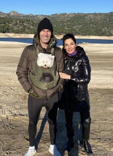 La llamativa forma de Zidane para pasear a su perro