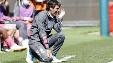 Raúl da instrucciones en el 1-1 del Castilla con el Sanse que le permite pasar a la fase de ascenso a Segunda.