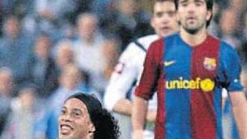 <b>POR LOS SUELOS. </b>Ronaldinho sigue sin aparecer y el Barcelona lo nota lejos del Camp Nou.