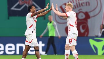 Loïs Openda y Nicolas Seiwald celebran un gol anotado por el Leipzig en la presente edición de la Champions League.