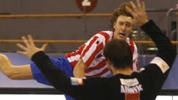 <b>GOLEADOR. </b>Kallman lo intenta ante la salida de Alilovic.