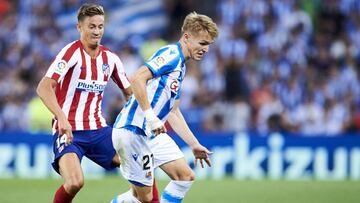 SAN SEBASTIAN, SPAIN - SEPTEMBER 14: Marcos Llorente of Atletico de Madrid (L) competes for the ball with Martin Odegaard of Real Sociedad (R)  during the Liga match between Real Sociedad and Club Atletico de Madrid at Estadio Reale Arena on September 14,