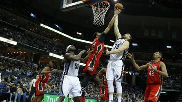 MEM08. MEMPHIS (TN, EE.UU.), 15/02/2017.- El jugador de Pelicans Anthony Davis (2-i) bloquea un lanzamiento de Marc Gasol (2-d), de Grizzlies, hoy, mi&eacute;rcoles 15 de febrero de 2017, durante un partido de la NBA entre Pelicans y Grizzlies en el FedExForum de Memphis, Tennessee (EE.UU.). EFE/Mike Brown