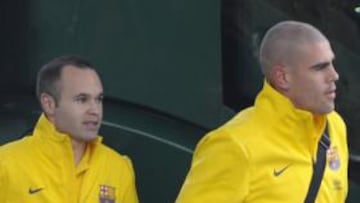 <b>SE FUERON AL MUNDIAL. </b>Iniesta y Valdés, ayer en Madrid, desde donde partieron a Japón.