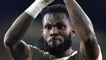 Franck Kessié, jugador del AC Milan, aplaude a los aficionados tras un partido.