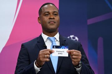 Patrick Kluivert muestra el papel con el nombre del Chelsea FC.